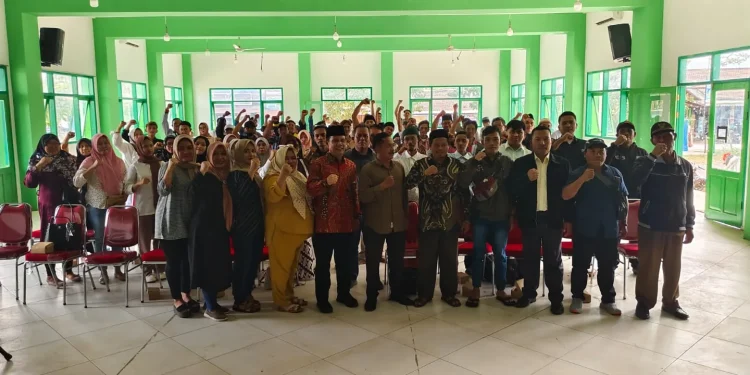 Foto bersama usai sosialisasi yang disampaikan oleh Gunawan HS. Foto: dok.
