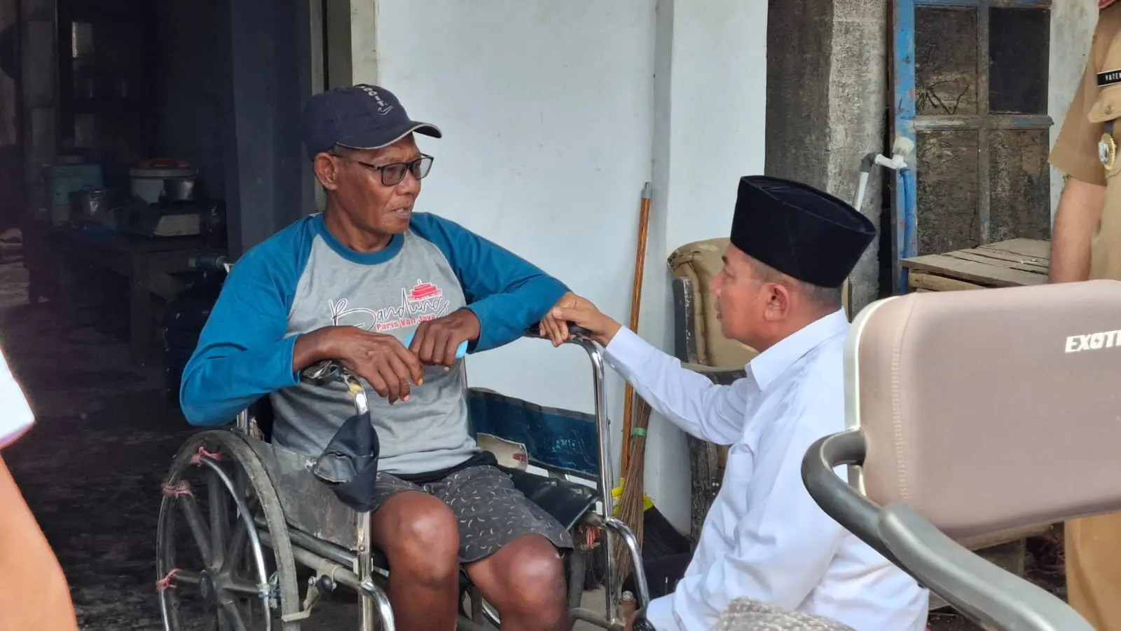 Hafidz Fanani berbincang dengan Rofii. Foto: Aisyah Nawangsari Putri