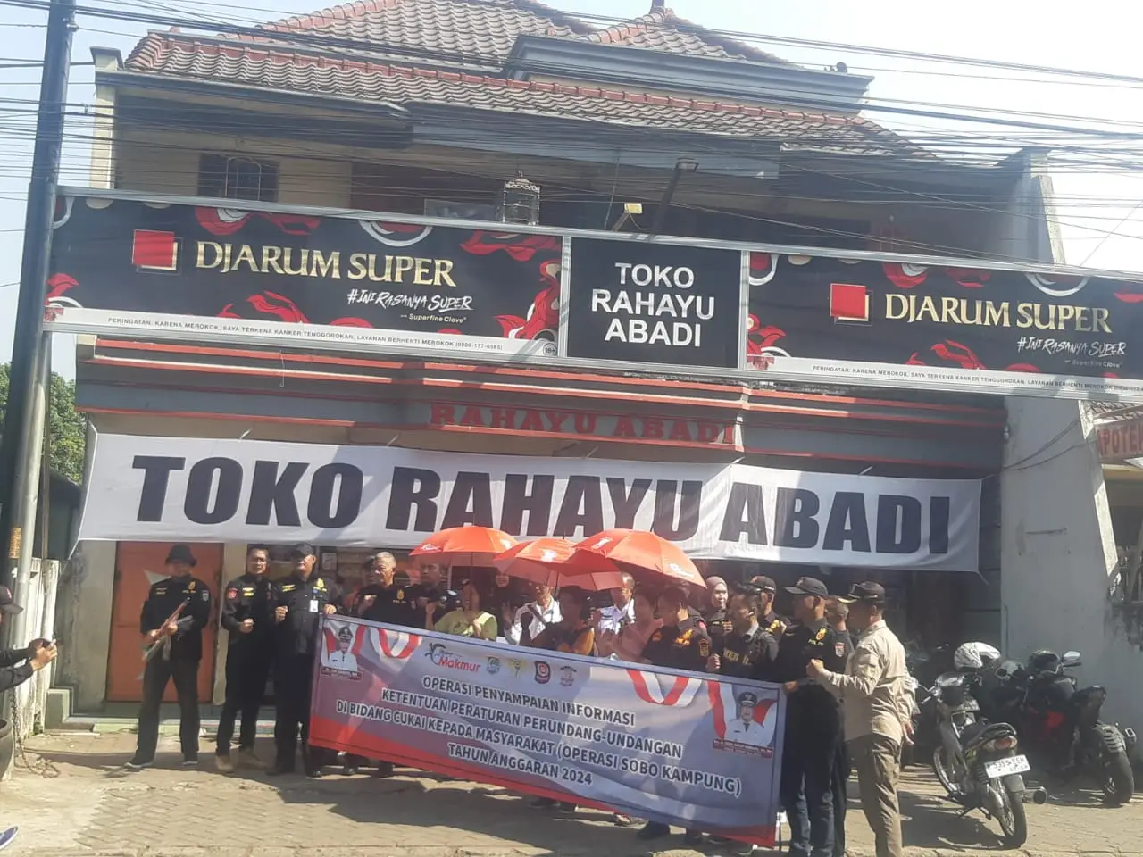 Satpol PP Kabupaten Malang X Bea Cukai Malang melakukan sosialisasi gempur rokok ilegal dalam program Sobo Kampung. (Foto/M Sholeh)