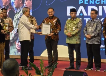 Pj Wali Kota Bau saat menerima penghargaan indtansi pariwara anti korupsi. Foto: Prokopim KWB