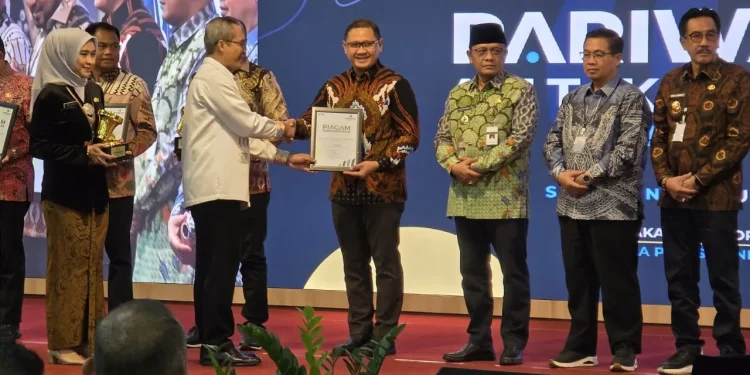 Pj Wali Kota Bau saat menerima penghargaan indtansi pariwara anti korupsi. Foto: Prokopim KWB