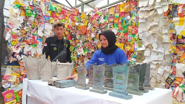 Berbagai produk daur ulang dari sampah yang dihasilkan di Selecta. Foto: Azmy