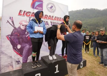 Pj Wali Kota Batu, Aries Agung Paewai, memberikan medali kepada para pemenang Kejuaraan Paralayang Liga Jatim Seri 1. Foto: Prokopim KWB