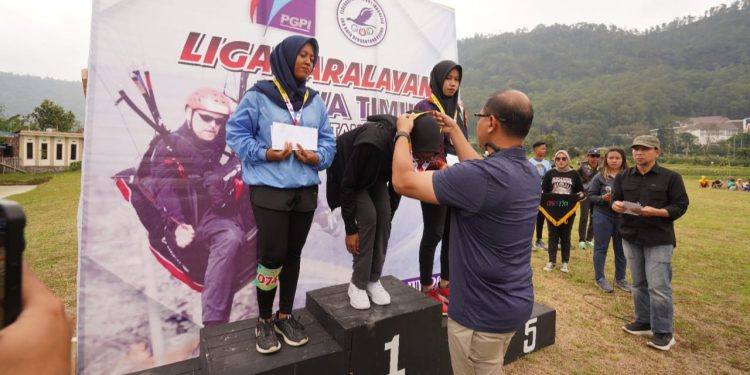 Pj Wali Kota Batu, Aries Agung Paewai, memberikan medali kepada para pemenang Kejuaraan Paralayang Liga Jatim Seri 1. Foto: Prokopim KWB