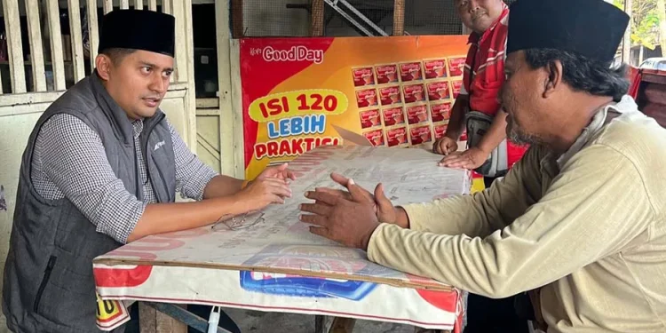 Politisi PKS, Ahmad Fuad Rahman saat berdialog dengan sopir angkot di Kota Malang (dok.)