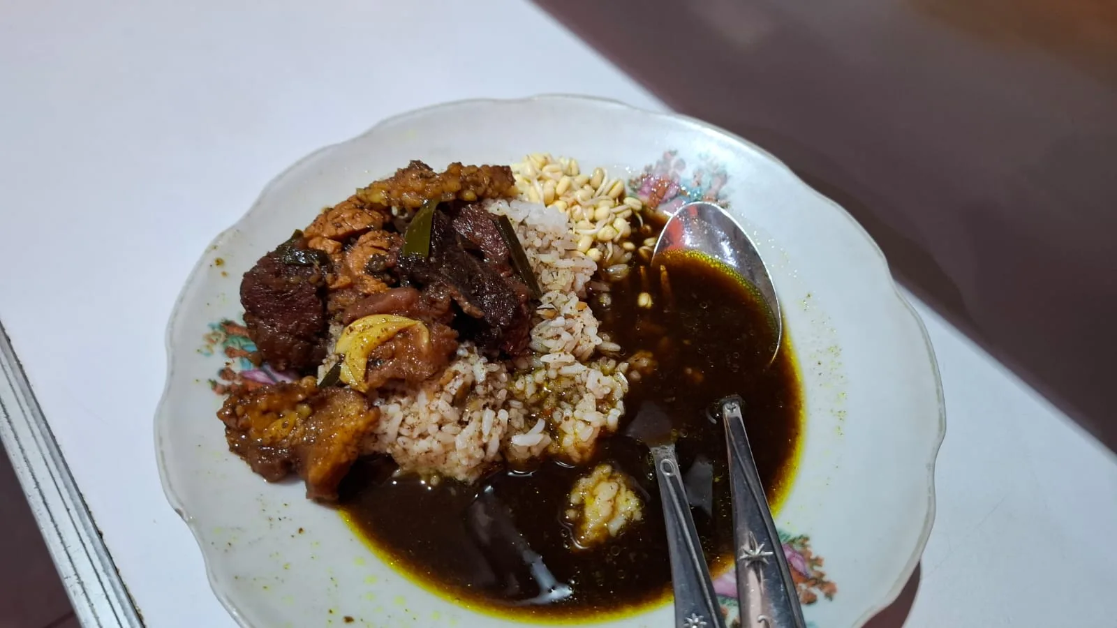 Nasi rawon di Warung Lama H Ridwan dengan porsi nasi yang dikurangi. Foto: Aisyah Nawangsari Putri