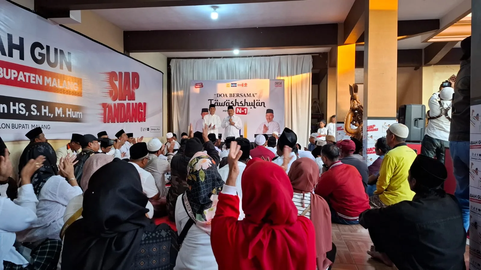 Abah Gunawan dan Dokter Umar menyapa para pendukung yang mengikuti tawassul. Foto: Aisyah Nawangsari Putri