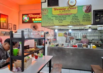 Suasana Warung Lama H Ridwan, salah satu kuliner legendari di Malang. Foto: Aisyah Nawangsari Putri
