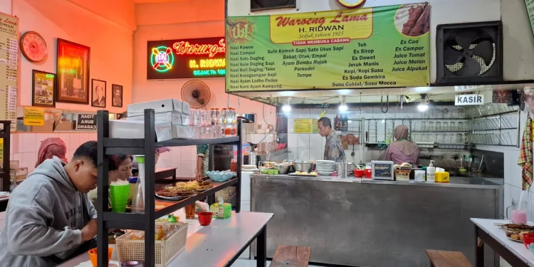 Suasana Warung Lama H Ridwan, salah satu kuliner legendari di Malang. Foto: Aisyah Nawangsari Putri
