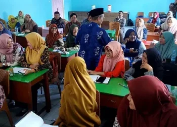 Pelatihan pembuatan soal berbasis media permainan digital bagi guru bahasa Arab MI di Kabupaten Trenggalek oleh dosen Universitas Negeri Malang. Foto/dok UM