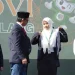 Rektor UIN Malang, Prof. Dr. H.M. Zainuddin, M.A menyematkan jas almamater kepada mahasiswa baru dalam acara pembukaan PBAK UIN Malang 2024. /Foto: dok. UIN Malang.