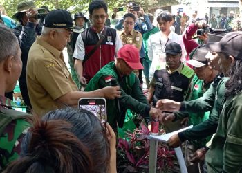 Kelompok Tani Hutan memasang batas perhutanan sosial. Foto/dok for TM