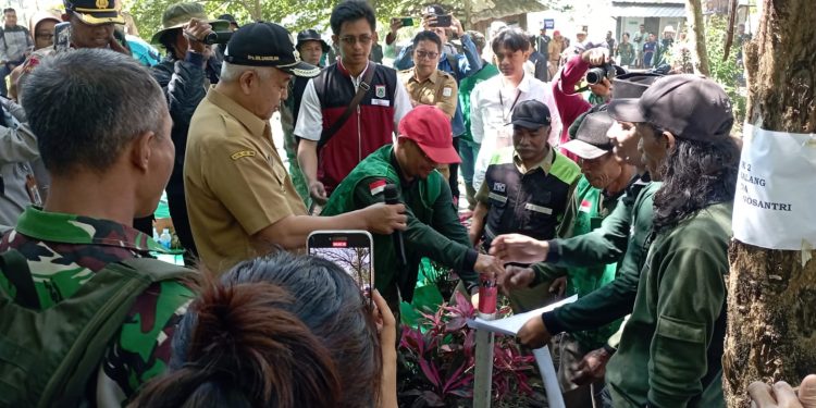 Kelompok Tani Hutan memasang batas perhutanan sosial. Foto/dok for TM