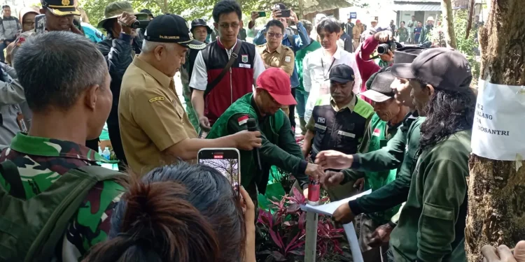 Kelompok Tani Hutan memasang batas perhutanan sosial. Foto/dok for TM