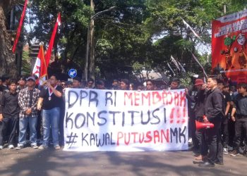 Penolakan langkah penyusunan UU Pilkada untuk menandingi putusan MK dari demonstran di Malang, Kamis (22/8/2024). Foto: M. Sholeh