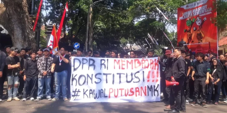 Penolakan langkah penyusunan UU Pilkada untuk menandingi putusan MK dari demonstran di Malang, Kamis (22/8/2024). Foto: M. Sholeh