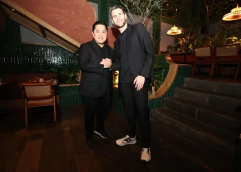 Ketua Umum PSSI, Erick Thohir berpose bersama Maarten Paes (kanan) yang dipastikan dapat membela Timnas Indonesia di putaran ketiga Kualifikasi Piala Dunia 2026 Zona Asia. /Foto: dok. PSSI