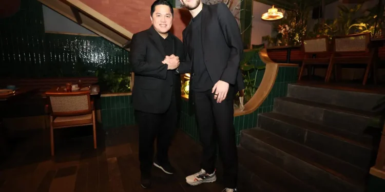 Ketua Umum PSSI, Erick Thohir berpose bersama Maarten Paes (kanan) yang dipastikan dapat membela Timnas Indonesia di putaran ketiga Kualifikasi Piala Dunia 2026 Zona Asia. /Foto: dok. PSSI