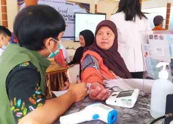 Suasana pelayanan kesehatan gratis oleh RSUD Karsa Husada di wilayah terpecil di Desa Pagersari, Ngantang, Malang. Foto: Azmy