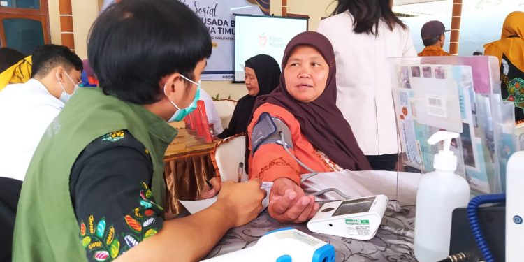 Suasana pelayanan kesehatan gratis oleh RSUD Karsa Husada di wilayah terpecil di Desa Pagersari, Ngantang, Malang. Foto: Azmy
