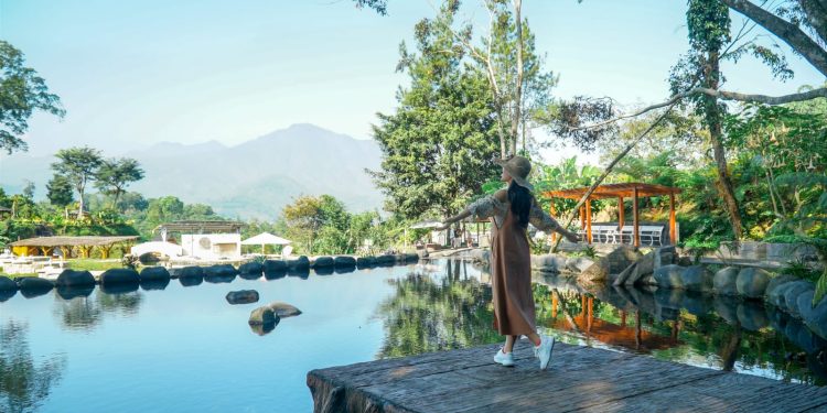 Lanskap pemandangan alam yang luas di tempat wisata Telaga Madiredo di Pujon. Foto: Azmy