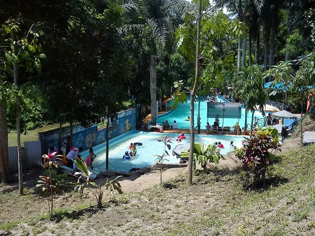 Wisata pemandian Sumber Alam yang tampak sejuk. Foto: pemandiansumberalam.blogspot.com