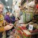 Pj Wali Kota Batu, Aries Agung Paewai, saat mensosialisasikan transaksi QRIS ke pedagang Pasar Induk Among Tani. Foto: Prokopim KWB