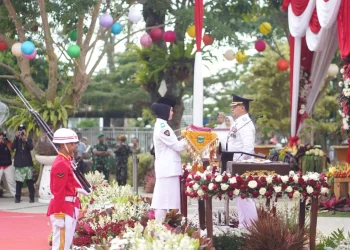 Pj Wali Kota Batu Aries Agung Paewai selaku Inspektur Upacara saat menyerahkan bendera merah putih untuk dikibarkan di HUT RI ke-79. Foto: Diskominfo