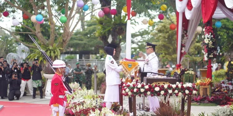 Pj Wali Kota Batu Aries Agung Paewai selaku Inspektur Upacara saat menyerahkan bendera merah putih untuk dikibarkan di HUT RI ke-79. Foto: Diskominfo