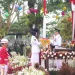 Pj Wali Kota Batu Aries Agung Paewai selaku Inspektur Upacara saat menyerahkan bendera merah putih untuk dikibarkan di HUT RI ke-79. Foto: Diskominfo