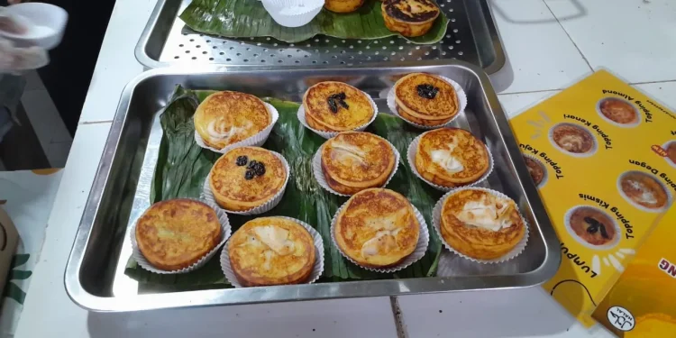 Kue Lumpur Kentang Panggang di Pasar Klojen dengan aneka varian topping./Foto: Tugumalang.id/Bagus Rachmad Saputra.