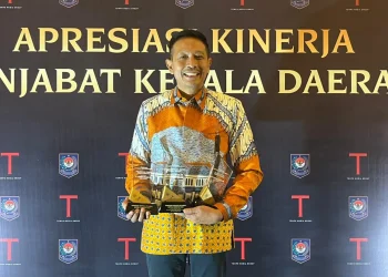 Dr. Ir. Wahyu Hidayat , M.M. saat menerima penghrgaan dari Menteri Dalam Negeri, Tito Karnavian di ajang Apresiasi Kinerja Penjabat Kepala Daerah tahun 2024 pada Jumat (30/08/24). Foto/dok for TM