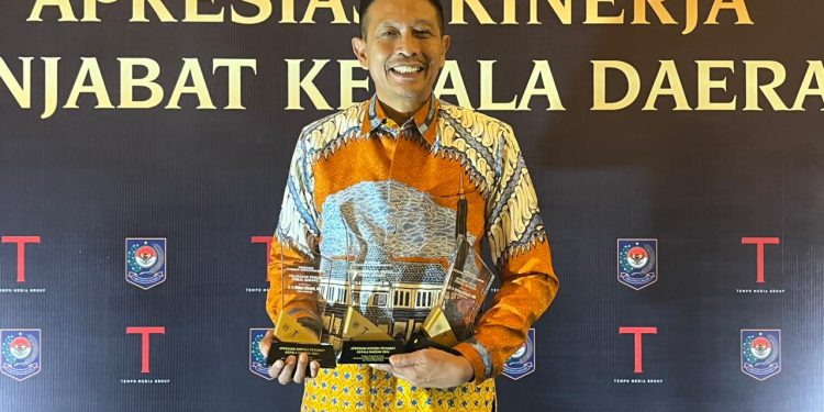 Dr. Ir. Wahyu Hidayat , M.M. saat menerima penghrgaan dari Menteri Dalam Negeri, Tito Karnavian di ajang Apresiasi Kinerja Penjabat Kepala Daerah tahun 2024 pada Jumat (30/08/24). Foto/dok for TM
