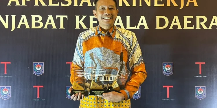 Dr. Ir. Wahyu Hidayat , M.M. saat menerima penghrgaan dari Menteri Dalam Negeri, Tito Karnavian di ajang Apresiasi Kinerja Penjabat Kepala Daerah tahun 2024 pada Jumat (30/08/24). Foto/dok for TM