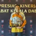 Dr. Ir. Wahyu Hidayat , M.M. saat menerima penghrgaan dari Menteri Dalam Negeri, Tito Karnavian di ajang Apresiasi Kinerja Penjabat Kepala Daerah tahun 2024 pada Jumat (30/08/24). Foto/dok for TM