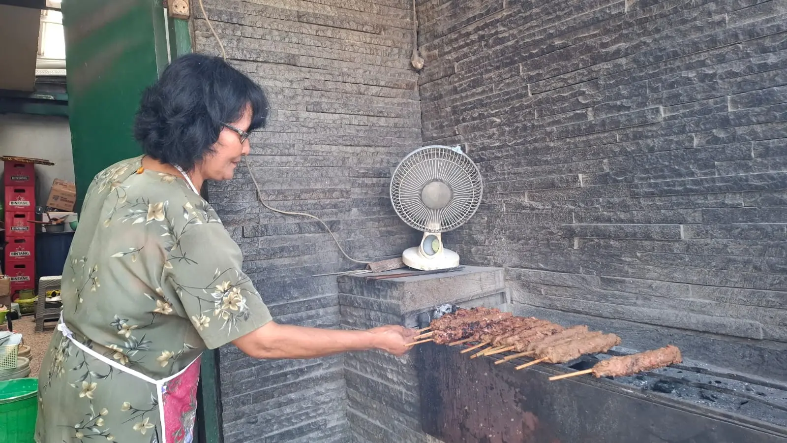 Pemanggangan sate gebug masih tradisional menggunakan arang. Foto: Aisyah Nawangsari Putri