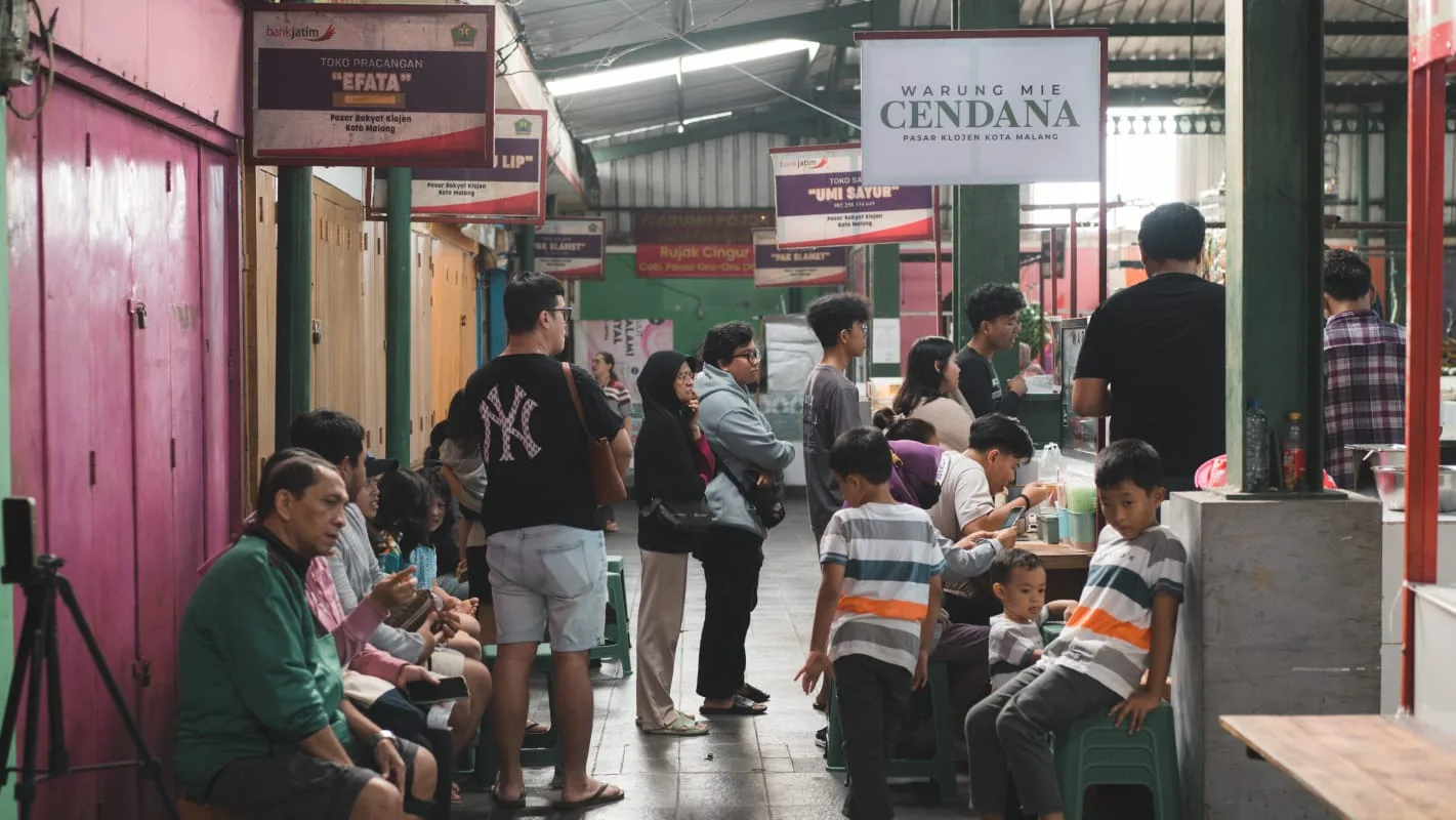 Antrean pengunjung di pasar tradisional klojen sejak hadirnya pegiat kuliner anak-anak muda. Foto: Instagram Mie Cendana