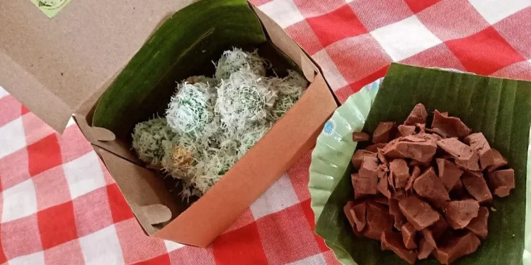 Mencicipi kue klepon ala Klepan Klepon di Pasar Klojen Malang tawarkan sensasi nostalgia jajanan tradisional yang dijamin fresh. /Foto: dok. Klepan Klepon for Tugumalang.id