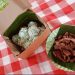 Mencicipi kue klepon ala Klepan Klepon di Pasar Klojen Malang tawarkan sensasi nostalgia jajanan tradisional yang dijamin fresh. /Foto: dok. Klepan Klepon for Tugumalang.id