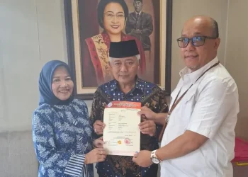 Sanusi dan Lathifah Shohib menerima rekom dari PDI Perjuangan. Foto: Tim Sembilan