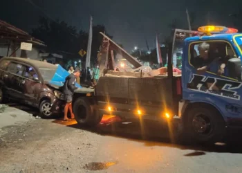 Proses evakuasi mobil Daihatsu Xenia yang alami kecelakan tunggal di Gondanglegi. Foto: Satlantas Polres Malang