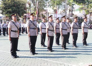 Tujuh kapolsek dan pejabat utama Polres Malang yang dimutasi. Foto: Polres Malang