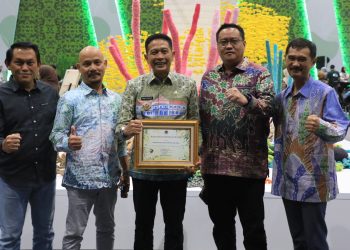 Pj Wali Kota Malang, Wahyu Hidayat, menerima Penghargaan Apresiasi Pembinaan Proklim 2024 dari Menteri LHK RI, Siti Nurbaya Bakar. (Foto/dok. Prokopim Setda Kota Malang)