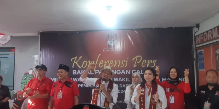 Sam HC dan Ganis Rumpoko resmi mendaftar di KPU Kota Malang dengan diusung PDIP. (Foto/M Sholeh)