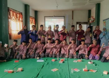 Kegiatan pengabdian masyarakat dosen FK UM di Pondok Pesantren Al Mustaqim, Kecamatan Lawang, Kabupaten Malang. Foto/dok FK UM