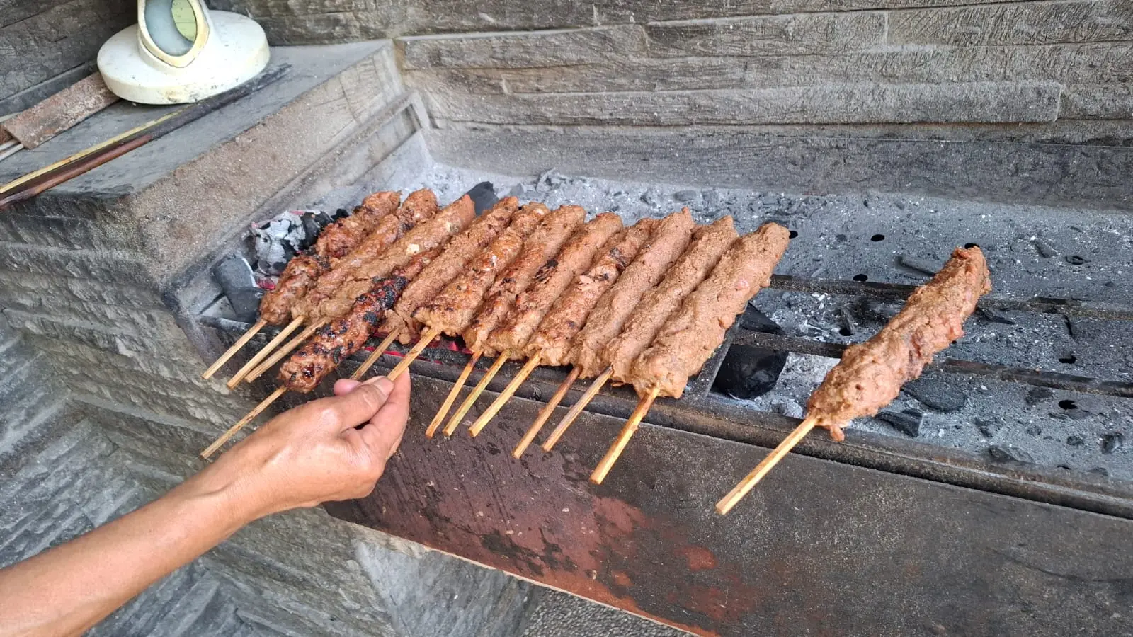 Sate gebung yang tengah dipanggang. Foto: Aisyah Nawangsari Putri