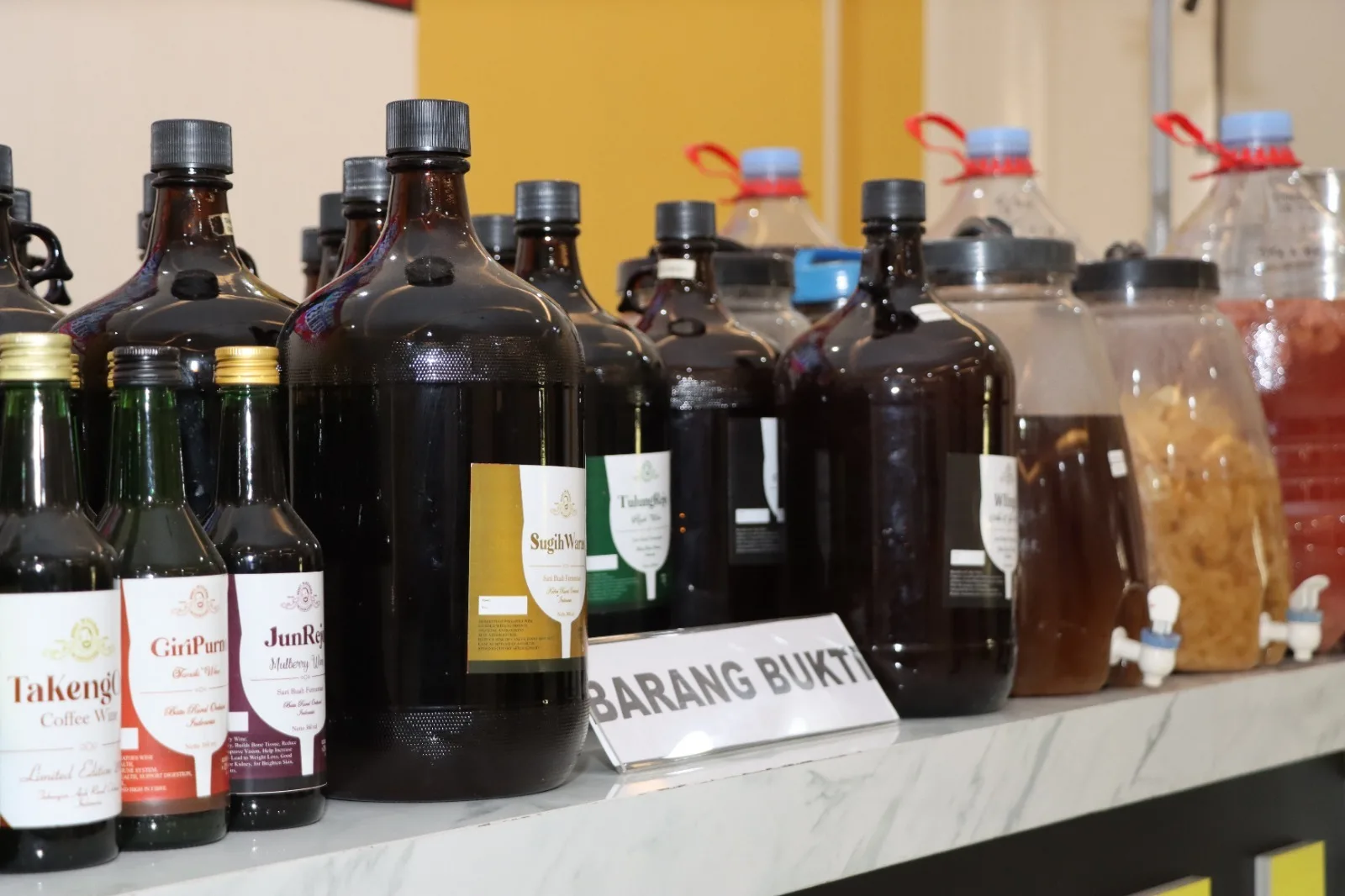 Barang bukti miras jenis wine ilegal diduga milik petinggi partai. Foto: Polres Batu