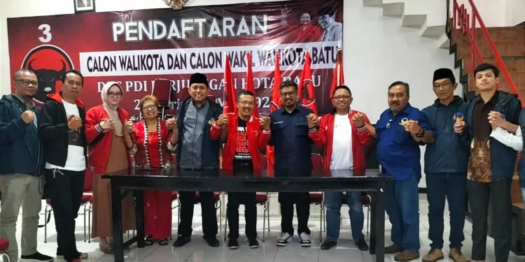 Kresna Dewanata Prosakh saat berkunjung ke Kantor DPC PDIP Kota Batu beberapa waktu yang lalu. Dia berpasangan dengan Kris Dayanti. Foto: Azmy