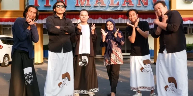 Celana sarung cowok karya mahasiswa ITN Malang. Foto/dok ITN Malang
