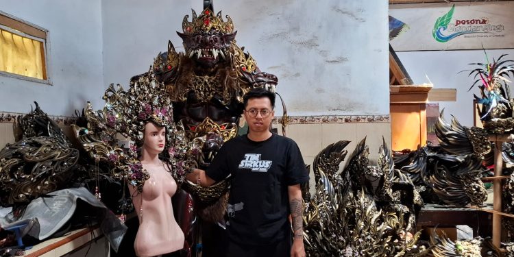 Alfian Cahya (31) memamerkan kostum-kostum buatannya bersama PS Project. Foto: Aisyah Nawangsari Putri